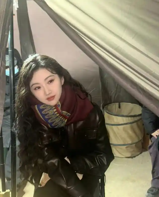 女明星的冬装_寒风中的时尚策略_景甜片场穿搭