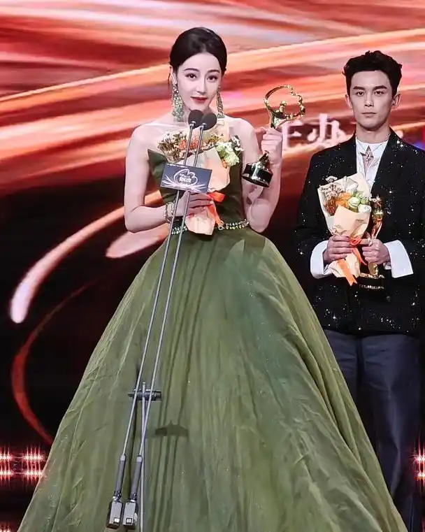 寒冬红毯保暖心机_女明星的冬装_女明星红毯穿搭保暖技巧